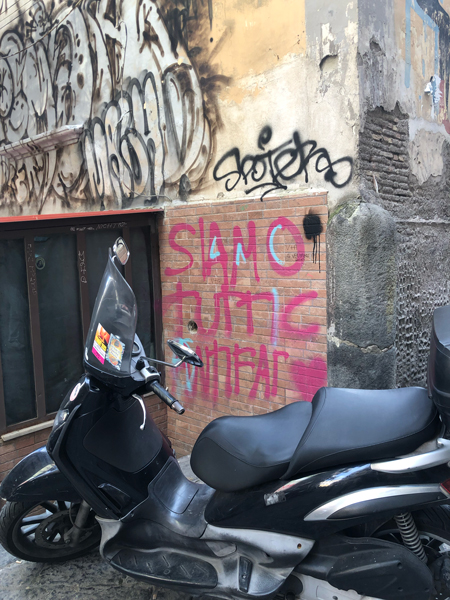 photo d'un scooter avec écrit derrière siamo tutti antifa